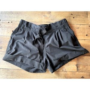 Lululemon black cuffed breakaway shorts size 4